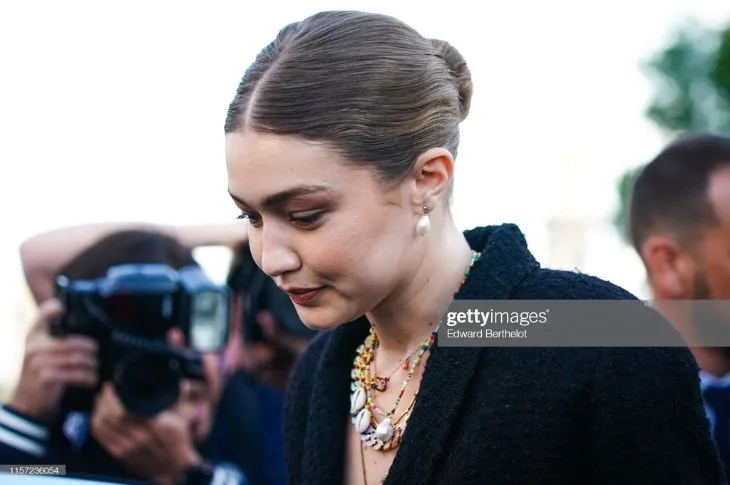Gigi Hadid góp mặt trong lễ tri ân Karl for Ever với trang phục đen nổi bật cùng trang sức đeo cổ.