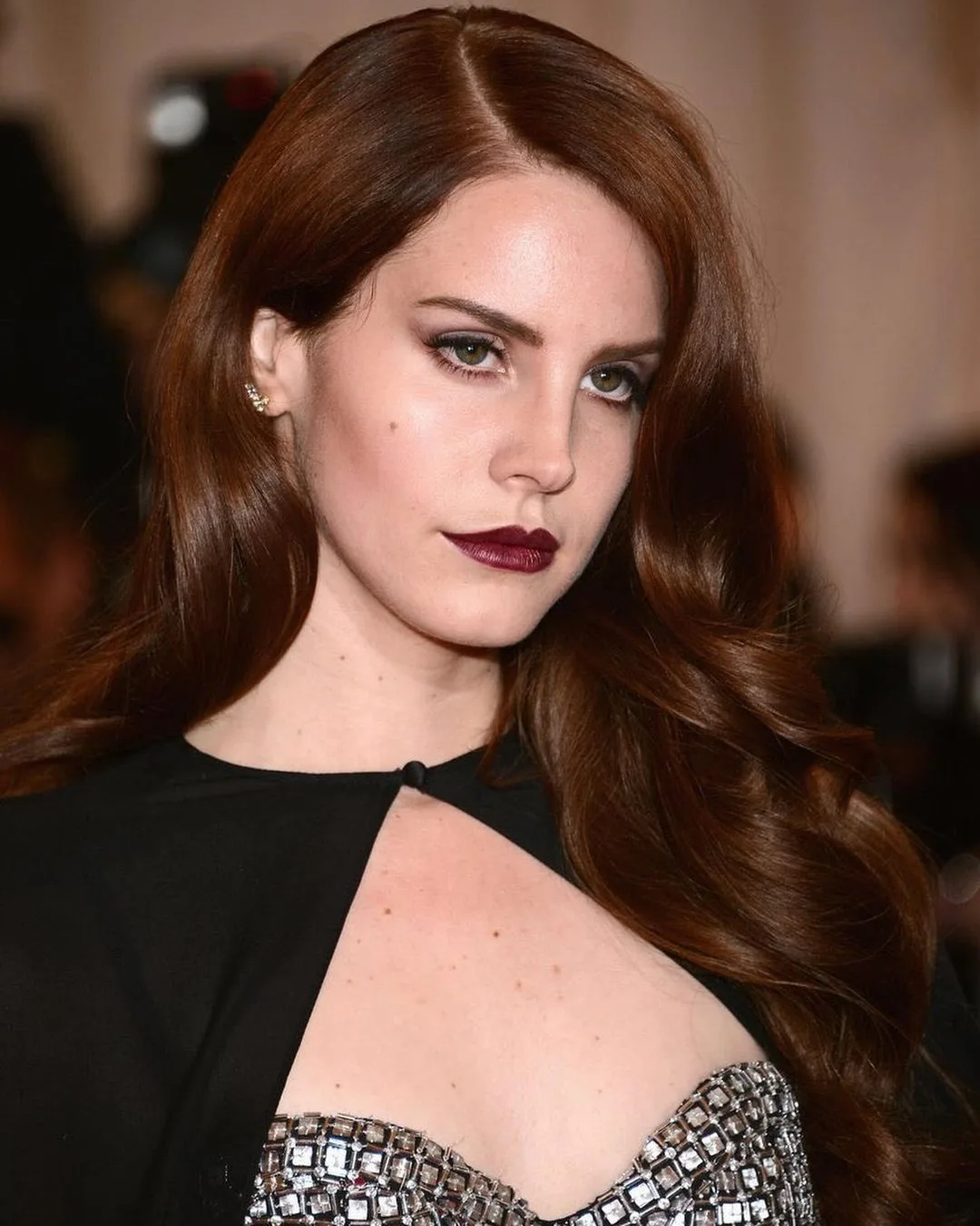 Lana Del Rey màu tóc nâu đỏ rượu