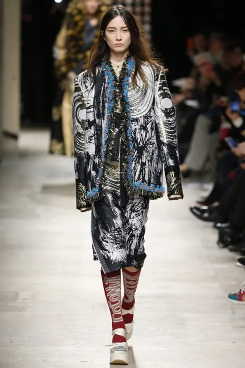 Những thiết kế oversized với phần tay áo phóng đại từ Vivienne Westwood