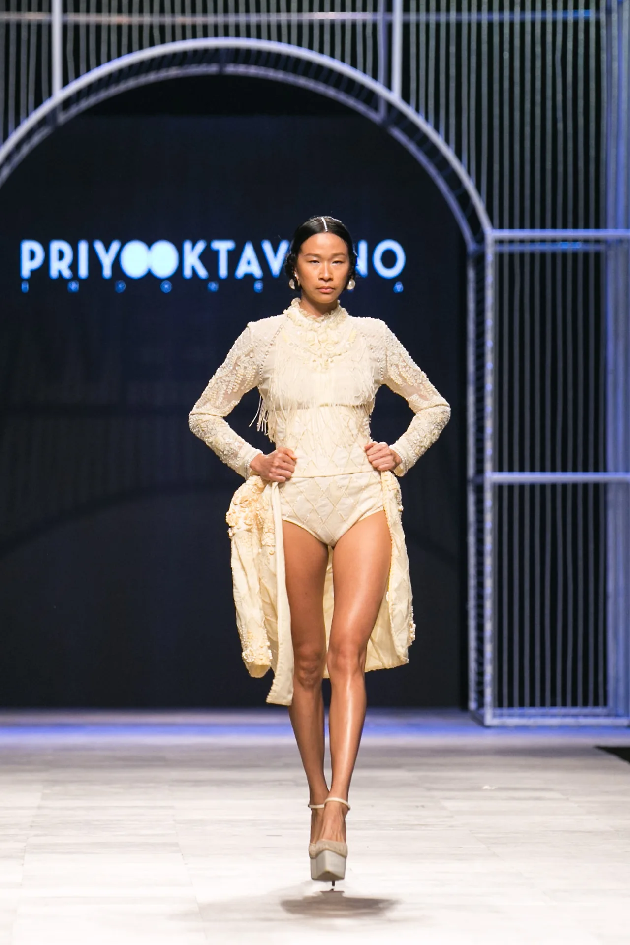 BST Thu-Đông 2016 của NTK Priyo Oktaviano
