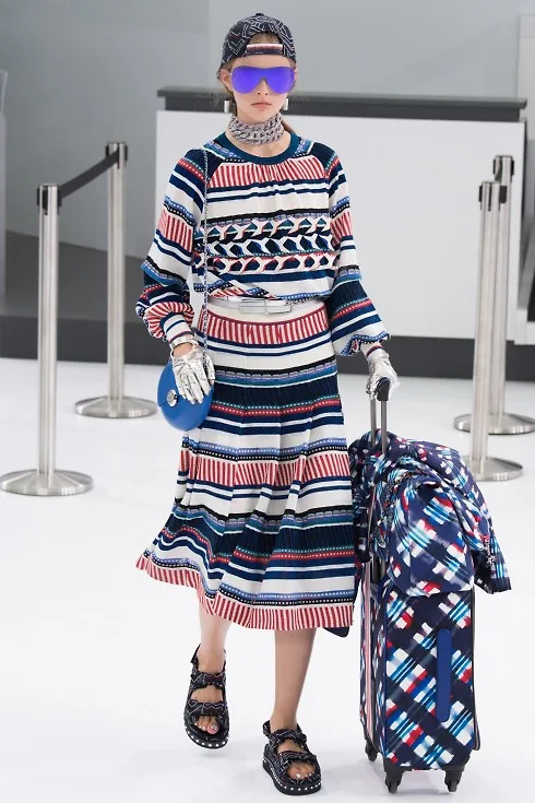 Chủ đề của BST Chanel mùa xuân này là sân bay: Chanel Airlines và Karl Lagerfeld đã mang đến sự lộng lẫy, đầy màu sắc, sporty và tràn ngập sự mới mẻ thú vị. 
