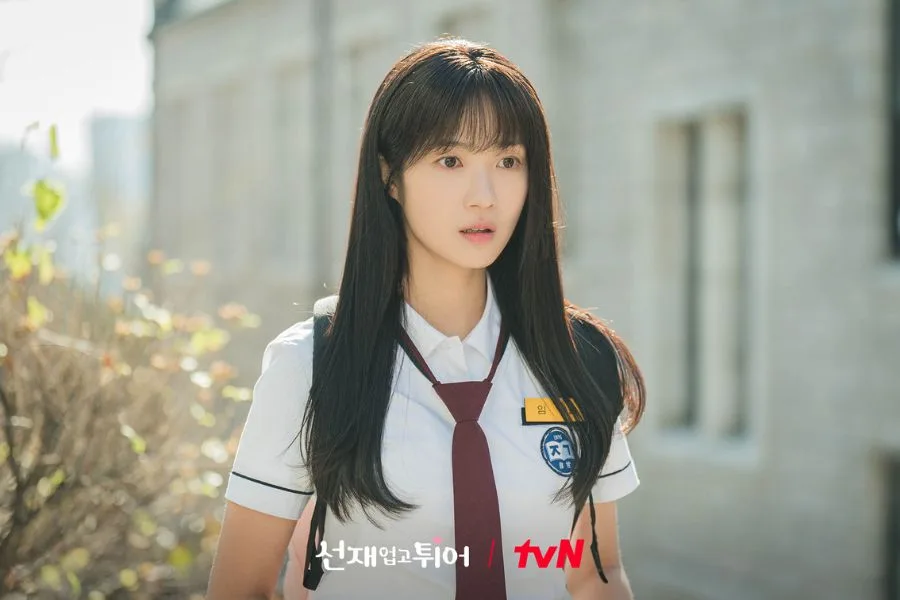 nữ chính Lovely Runner để tóc mái thưa mặt hoảng hốt