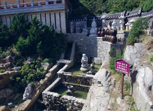 Khu ném xu may mắn trong chùa Haedong Yonggung