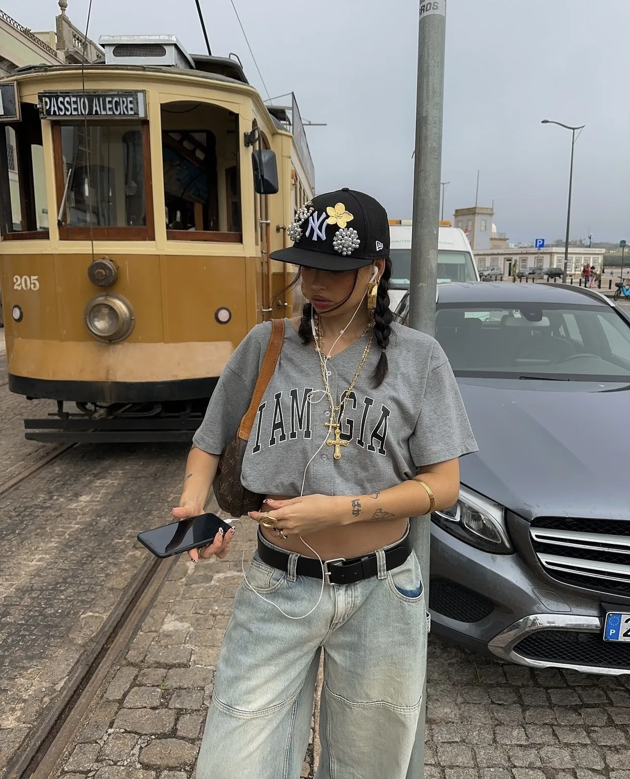 Mũ snapback đen đính