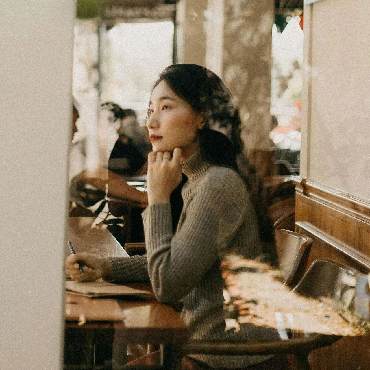 Cô gái tóc dài có dấu hiệu suy nghĩ nhiều