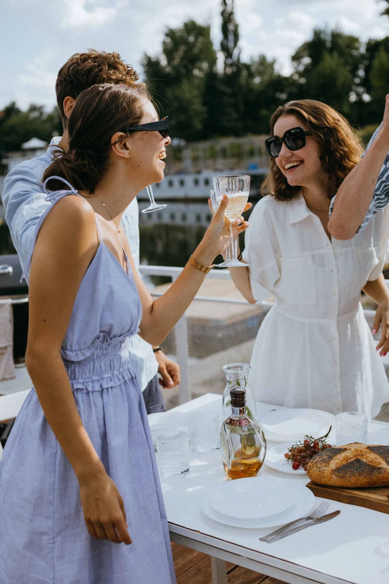 Các vô gái nâng ly trò chuyện với nhau