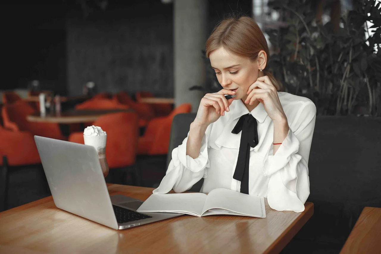 cung hoàng đạo cô gái áo trắng ngồi làm việc
