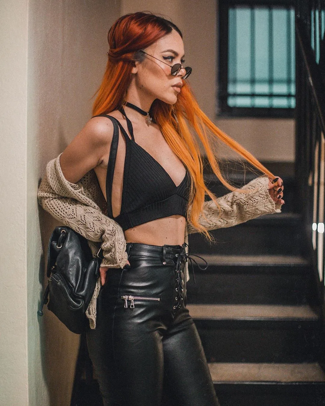 grunge cô gái mặc bralette quần da tóc nhuộm cam