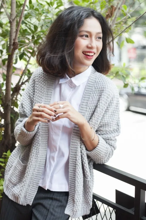 Áo sơmi, quần The Blue T-shirt, cardigan Topshop, vòng tay Shimmer Silver
