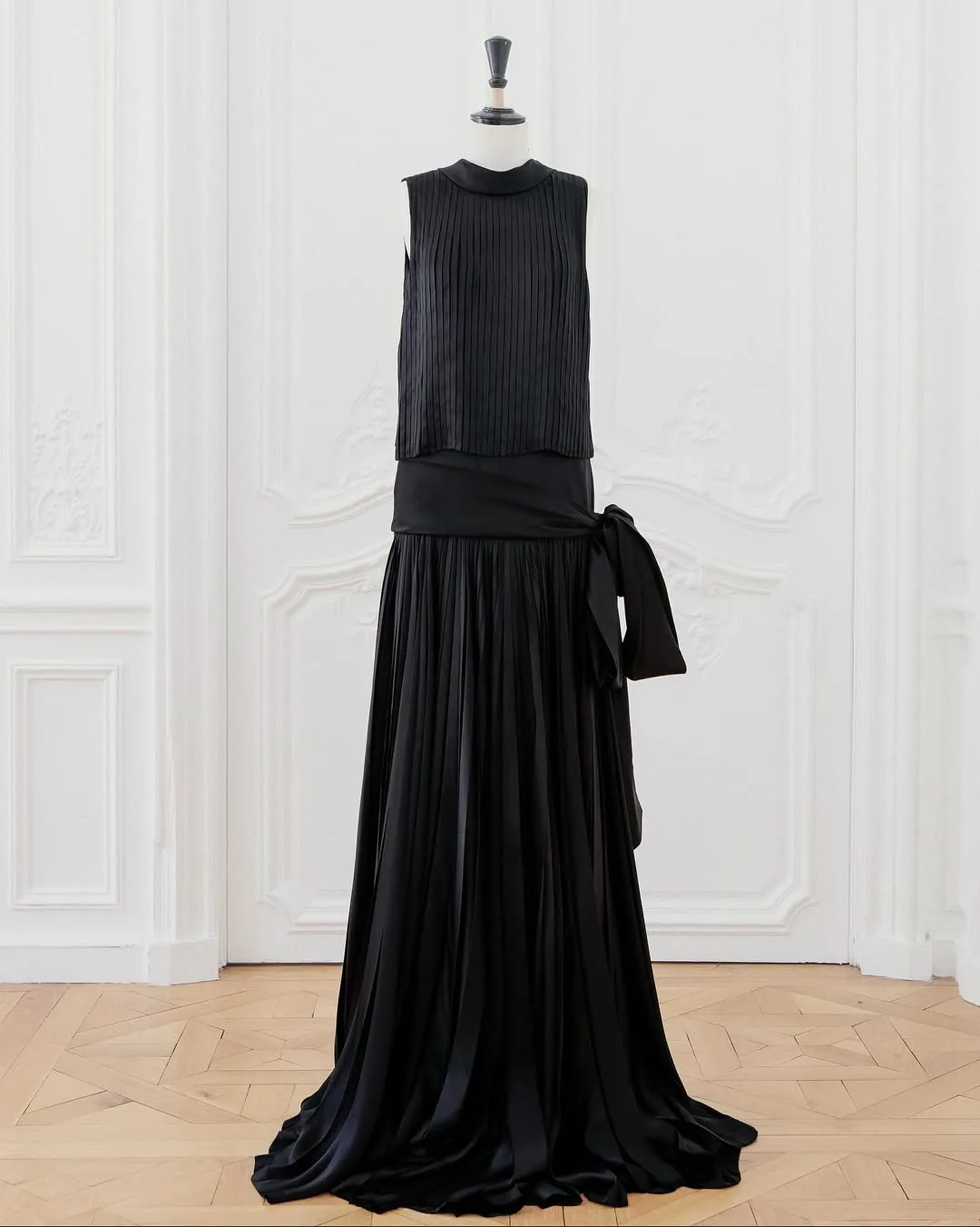 thiết kế váy maxi đen Dior Jonathan Anderson