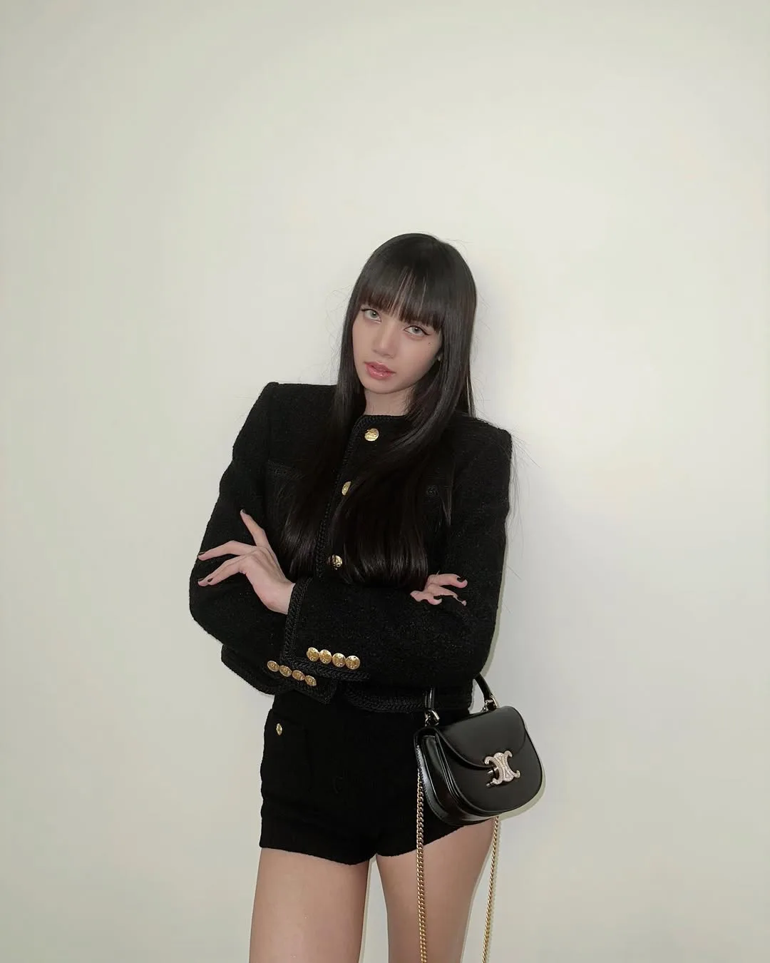 Lisa diện áo khoác tweed croptop màu đen