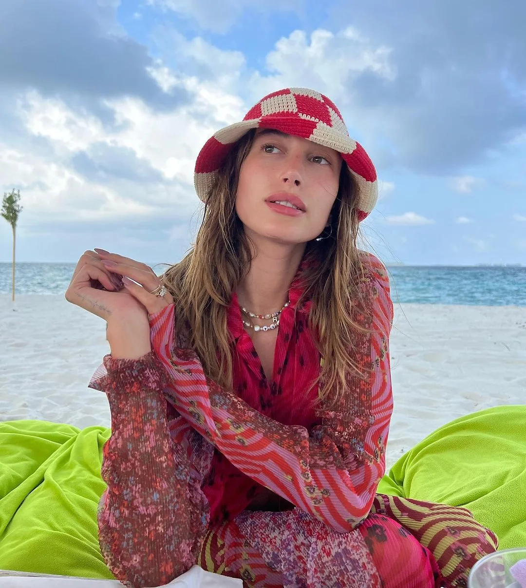 nón bucket đan len của hailey bieber