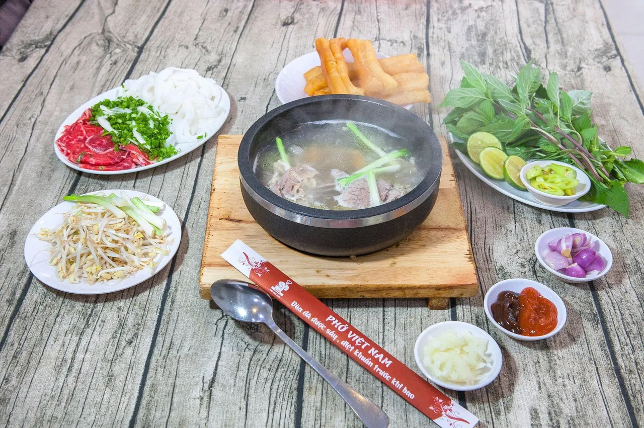 Phở Việt Nam ở quận 3 Sài Gòn là thương hiệu phở nổi tiếng nổi bật với món phở thố đá độc đáo