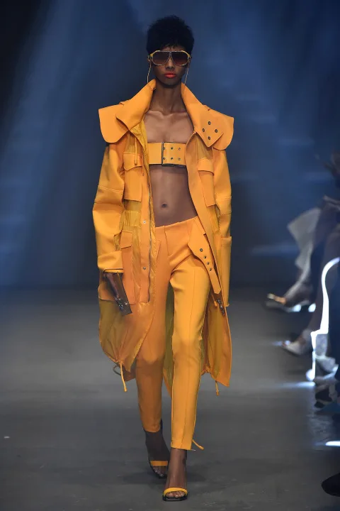 Màu vàng cam trong BST Versus Versace