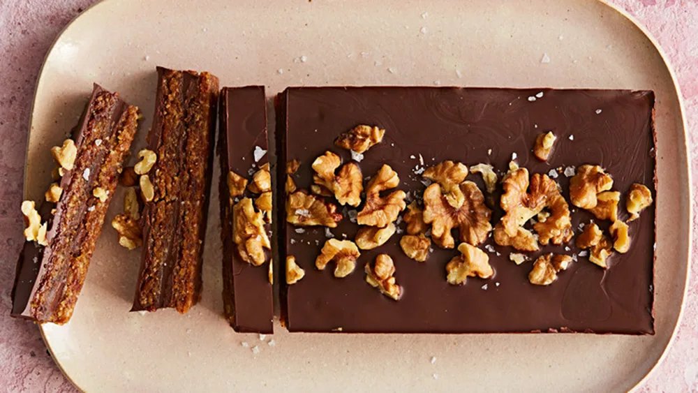 Thanh chocolate đen phủ hạnh nhân lên trên