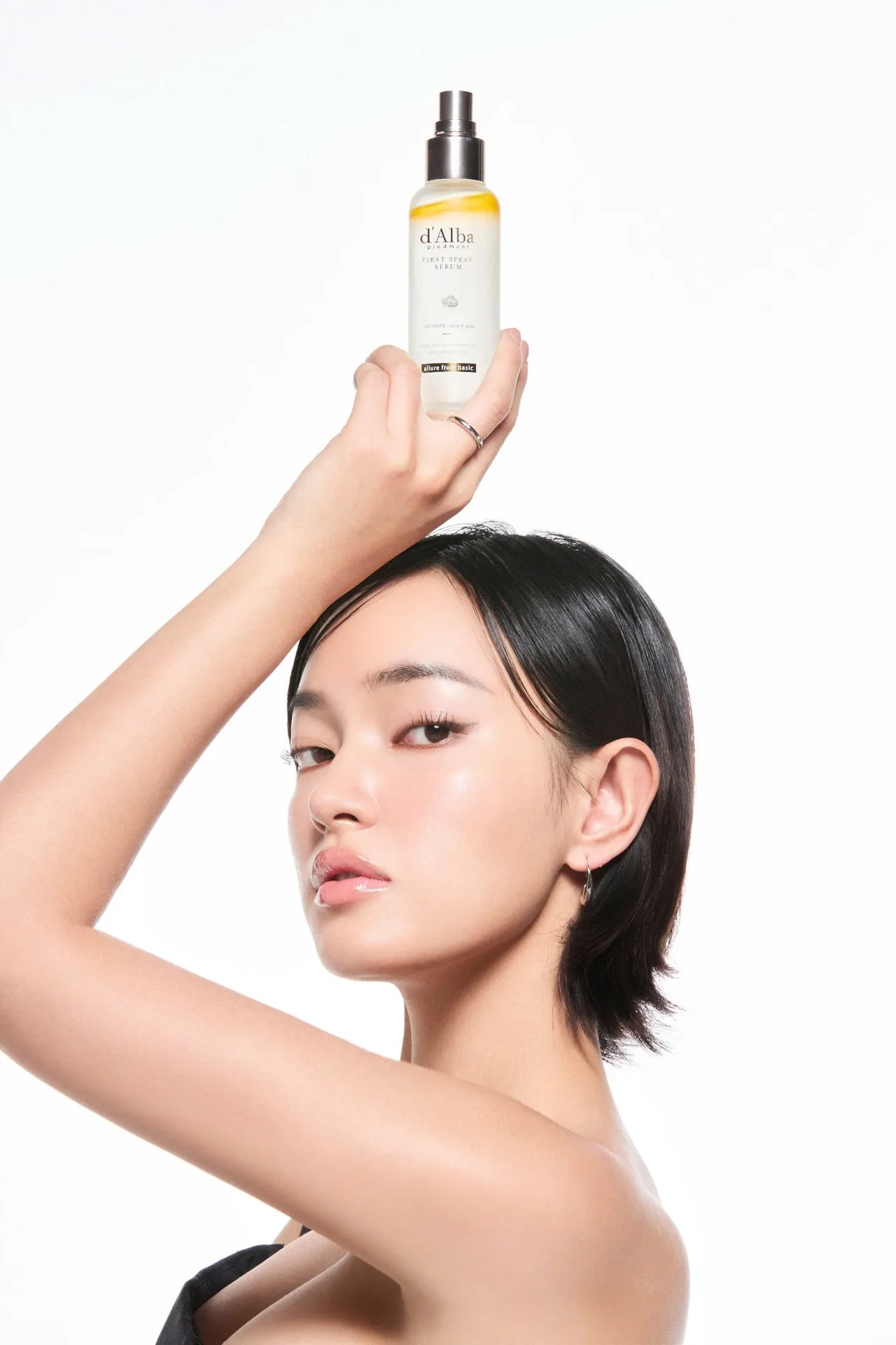 dAlba - fashionista Châu Bùi tạo kiểu tóc ngắn ngang vai và tạo dáng tay cầm chai xịt khóa nền d'Alba First Spray Serum