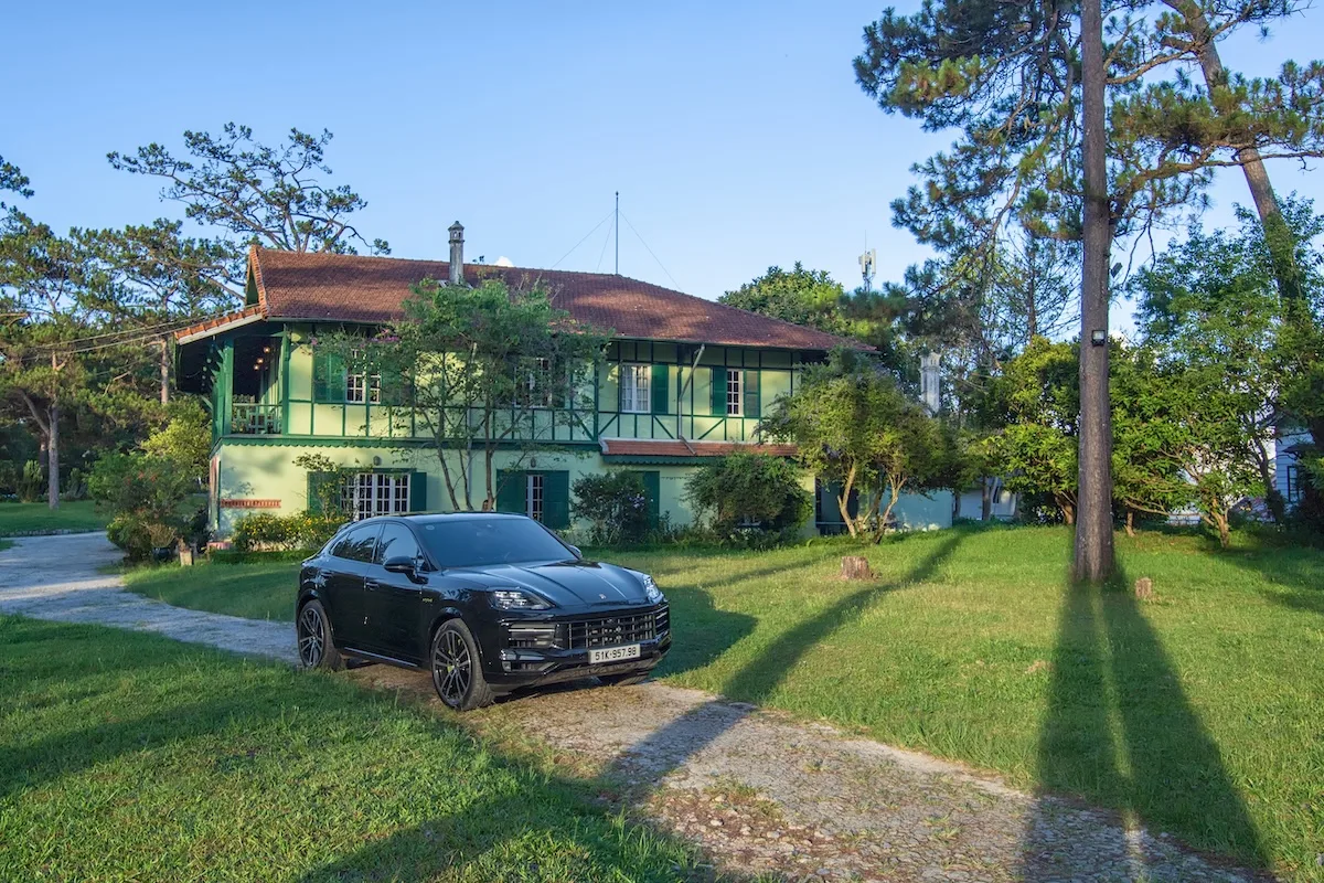 Porsche Cayenne E-Hybrid phóng khoáng và tự do trên phông nền lãng mạn của Đà Lạt (Ảnh: Porsche)