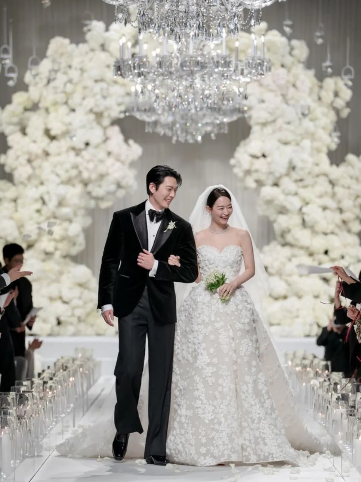 Váy cưới của cô dâu Shin Min Ah trong hôn lễ với Kim Woo Bin