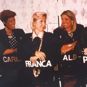 ảnh chụp năm chị em Adele là Paola, Franca, Carla, Anna, Alda