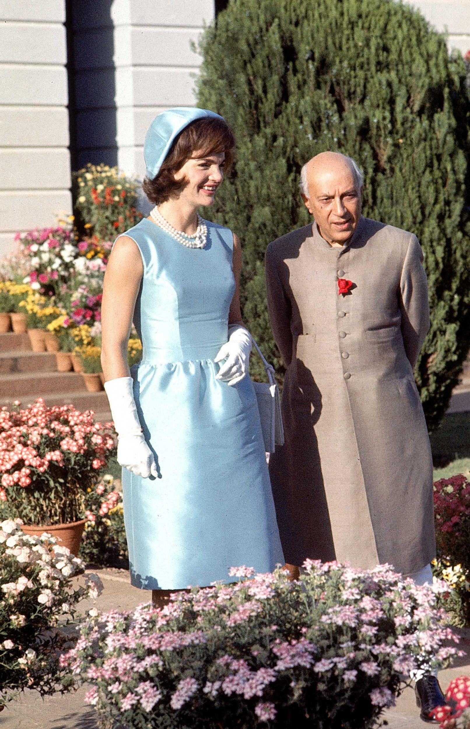 "Biểu tượng thời trang Nhà Trắng" Jackie Kennedy với bộ đầm ton-sur-ton với mũ