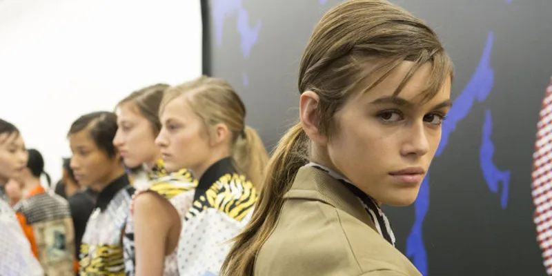 khi-chi-em-nha-bella-va-gigi-hadid-tranh-nhau-giai-thuong-nguoi-mau-cua-nam-2