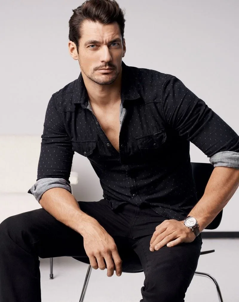 Sơ mi đơn giản cùng quần jeans tối màu luôn là style lựa chọn thường ngày của David Gandy