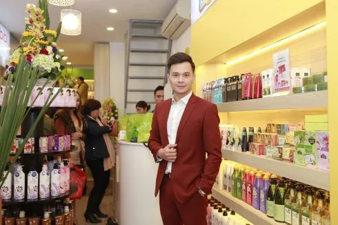 Không chỉ phong phú các sản phẩm cho nữ giới, Myphamgiadinh.vn cũng thu hút chàng MC, diễn viên điển trai Danh Tùng bởi hàng trăm món đồ mỹ phẩm dành cho nam.