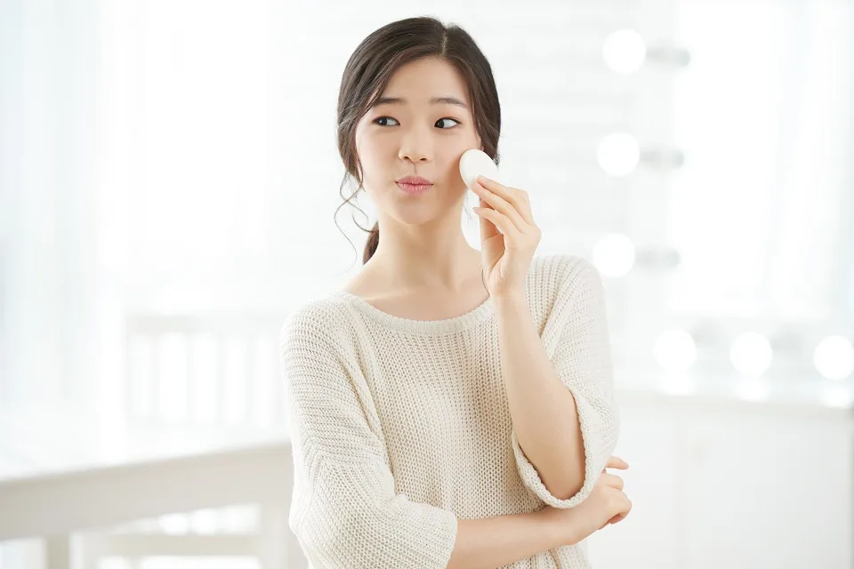 Nước tẩy trang - bí mật vẻ đẹp mộng mơ của cô gái Pháp Nước tẩy trang - bí mật vẻ đẹp mộng mơ của cô gái Pháp