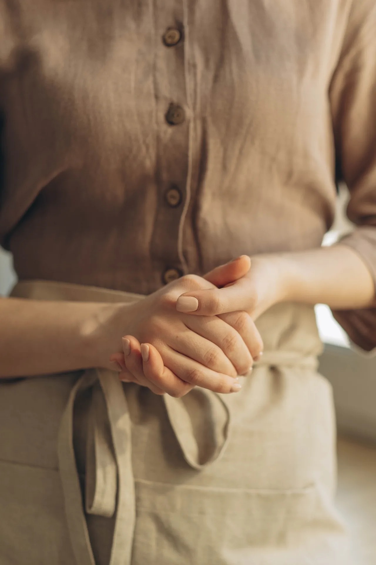 cô gái đan hai tay vào nhau trước bụng elle trắc nghiệm