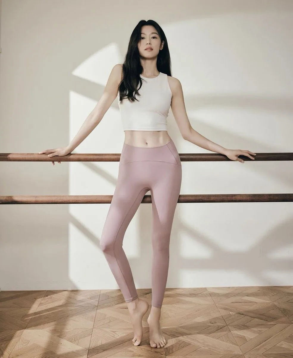 Thân hình chuẩn mực nhờ bí quyết giữ dáng của Jun Ji Hyun.