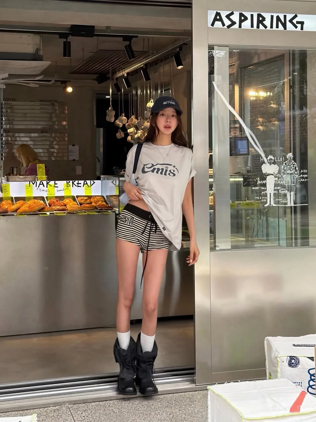 Làm mềm hóa vẻ ngoài hầm hố của boots nhờ những đôi tất họa tiết dệt chìm tinh tế.