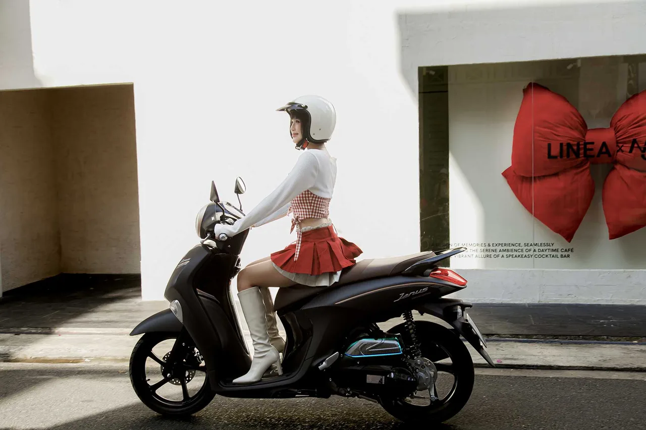 cô gái genz với xe yamaha janus năng động