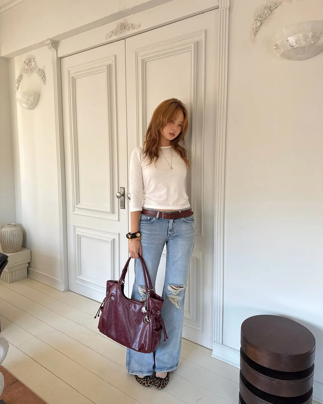 jeans rách phối áo thun tay dài