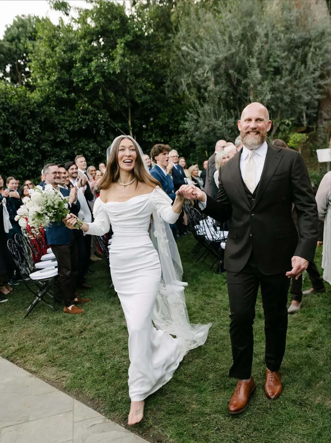 Alana Hadid diện váy cưới cùng chồng, Ross Williams