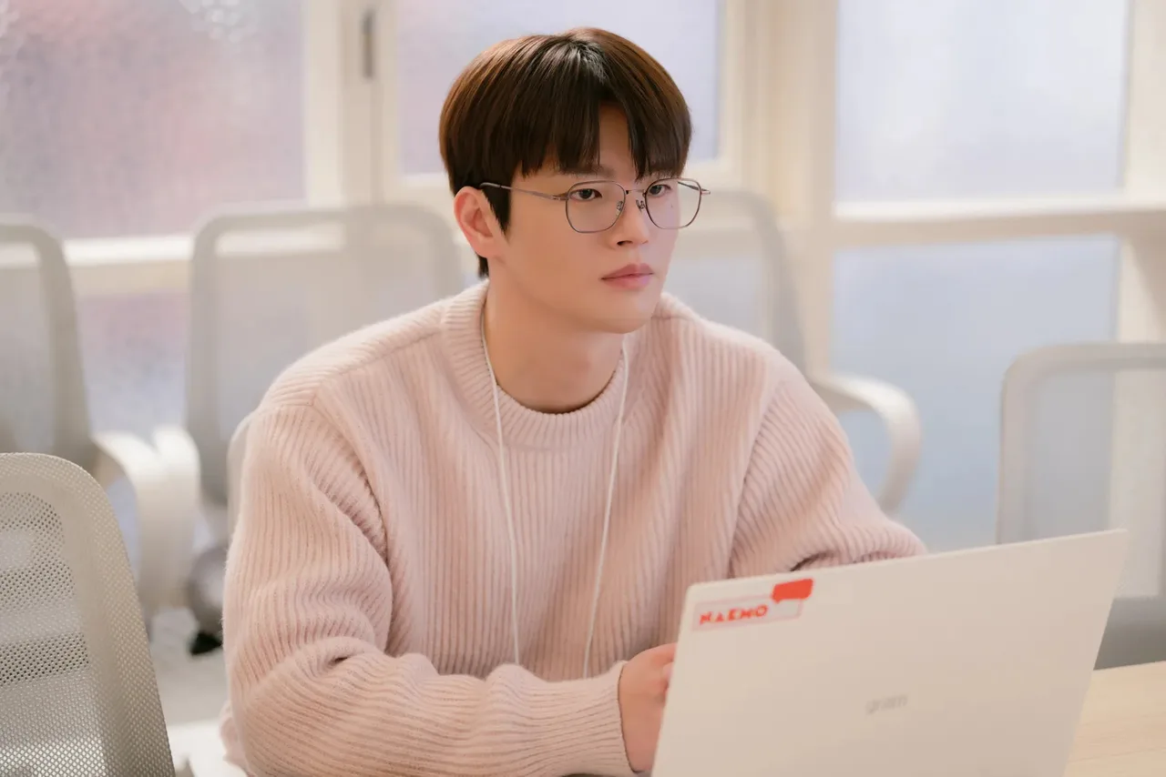 Seo In Guk đóng vai nam chính trong phim Boyfriend on Demand.