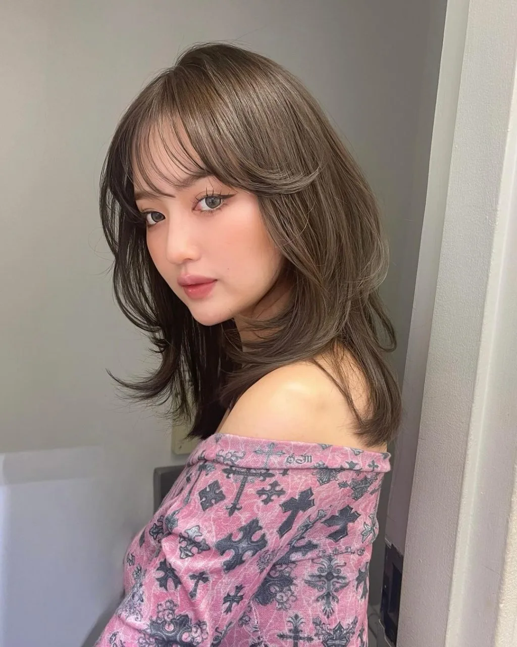 Tạo kiểu tóc uốn xoăn nhẹ cùng tóc mái thưa. Tạo kiểu tóc uốn xoăn nhẹ cùng tóc mái thưa.