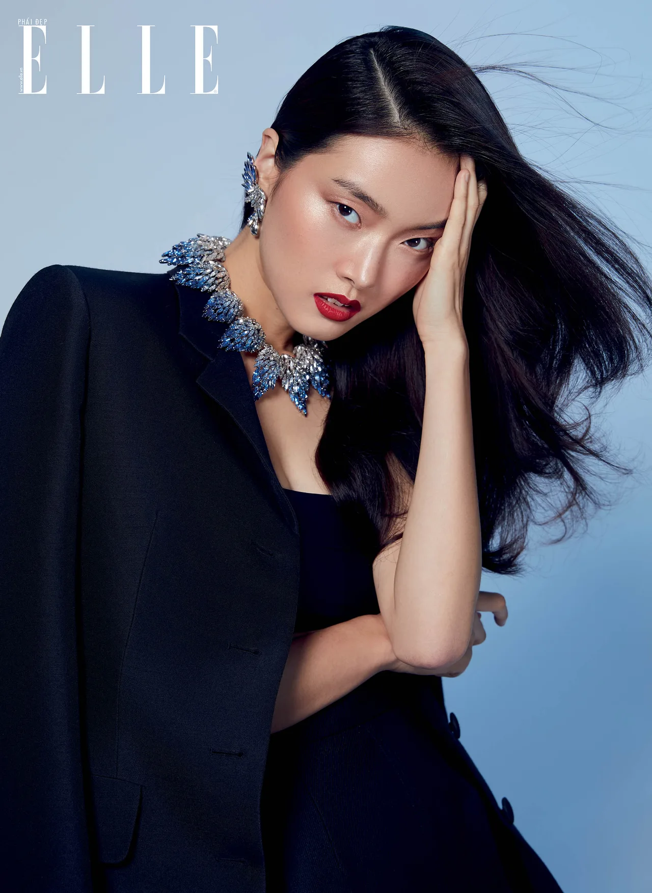 Louis Vuitton người mẫu với trang phục xanh navy Louis Vuitton người mẫu với trang phục xanh navy