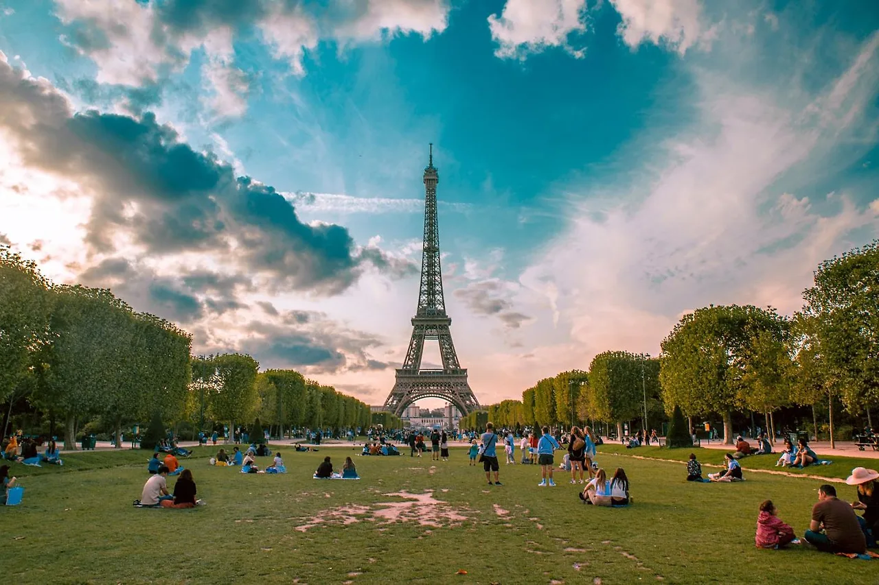 tiktok tháp eiffel