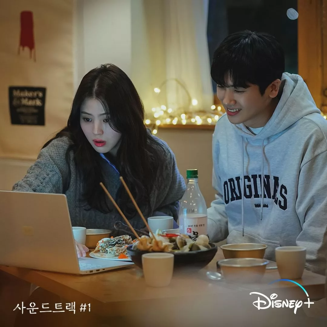 han so hee xem máy tính