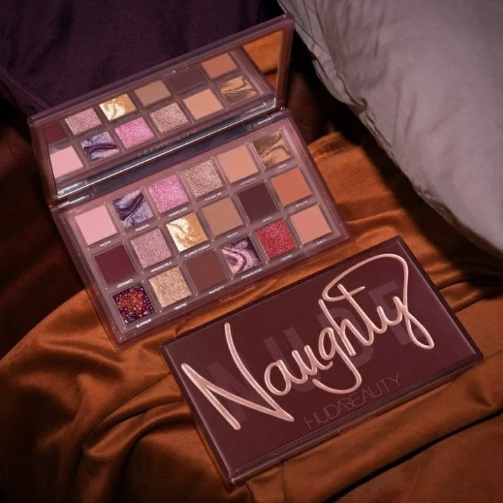 Bảng phấn Huda Naughty Nude như Zendaya Bảng phấn Huda Naughty Nude với các tone màu tone đỏ trầm như Zendaya