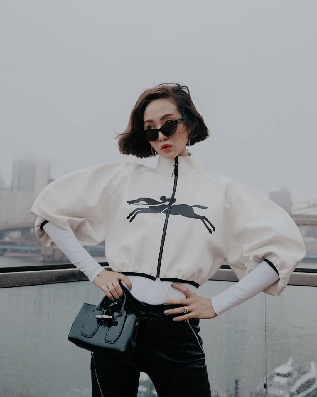chrisellelim đeo kính mát đen mặc áo khoác longchamp