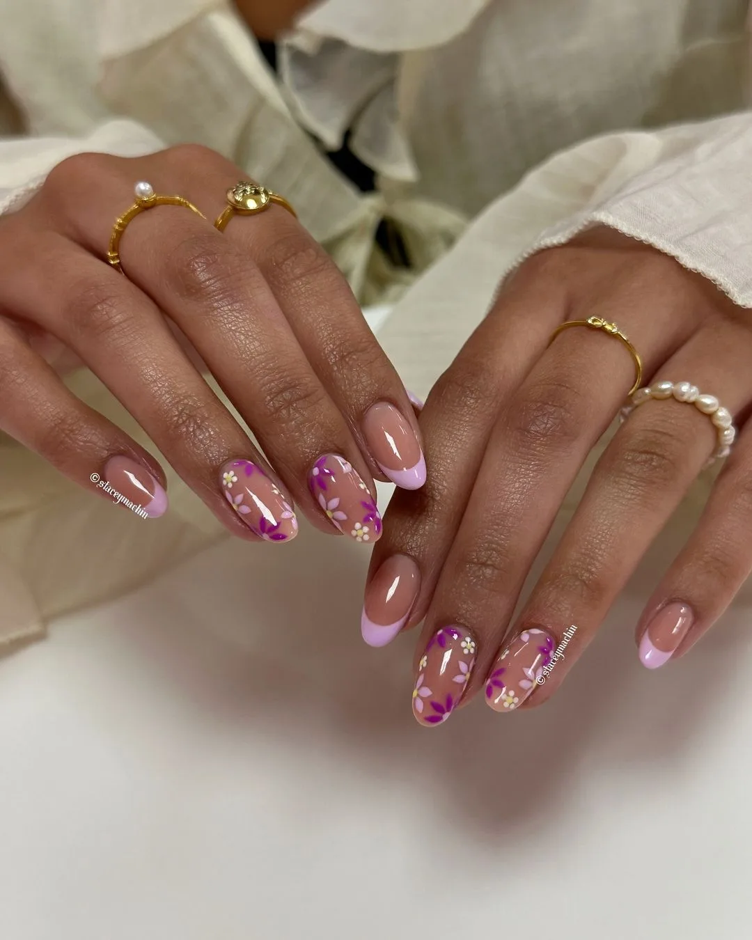 đôi tay da ngăm với kiểu nail hoa nhí
