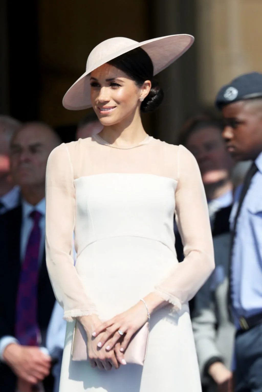 công nương meghan mặc đầm xuyên thấu màu be
