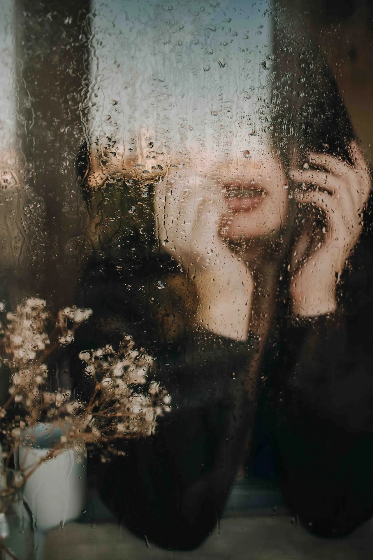 cô gái ngồi ngắm mưa