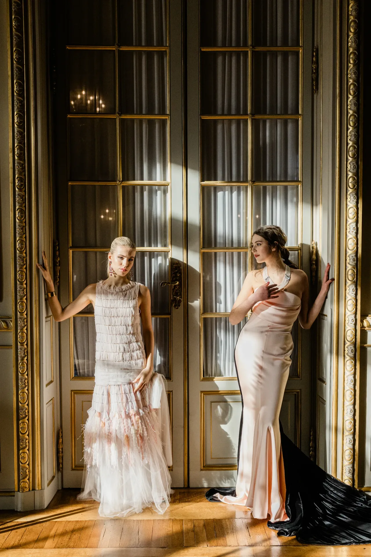 Oona Finch trong trang phục Chanel
