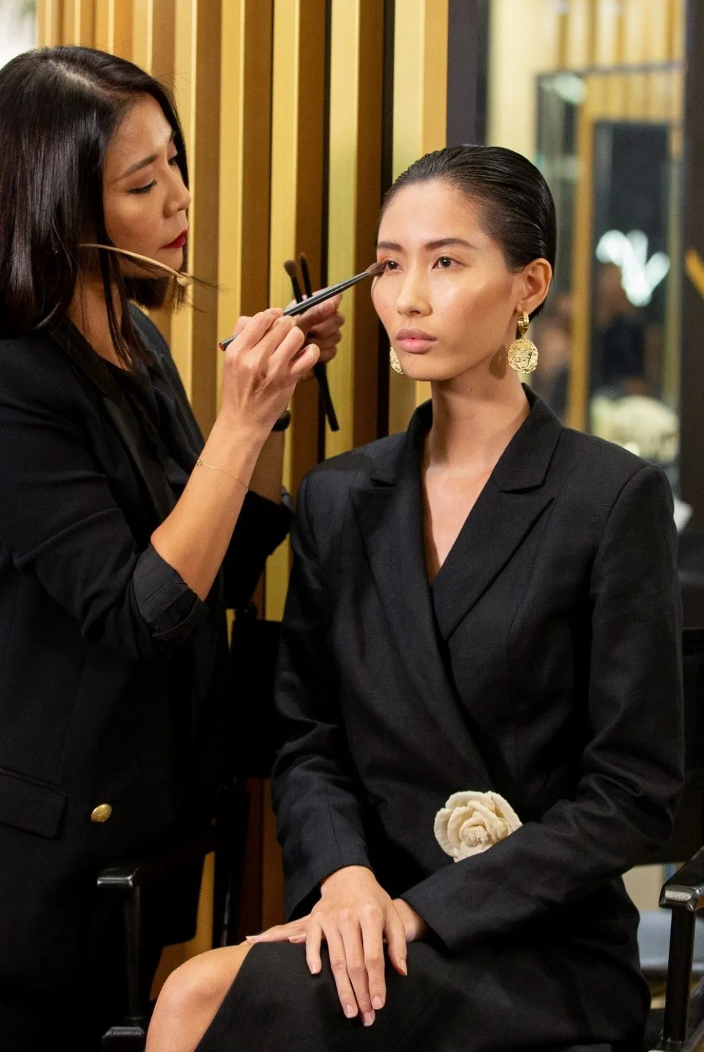 Sian Chang dùng bảng màu phấn mắt Inferno Eyeshadow Palette phiên bản giới hạn của bộ sưu tập mùa lễ hội NARS Studio 54. Sian Chang dùng bảng màu phấn mắt Inferno Eyeshadow Palette phiên bản giới hạn của bộ sưu tập mùa lễ hội NARS Studio 54.