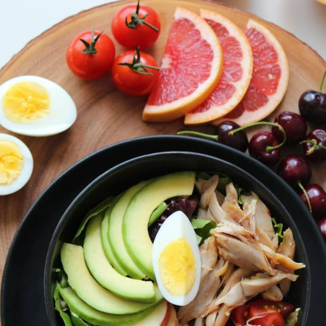 những món ăn bổ dưỡng giàu vitamin như bơ, trứng, bưởi, cà chua