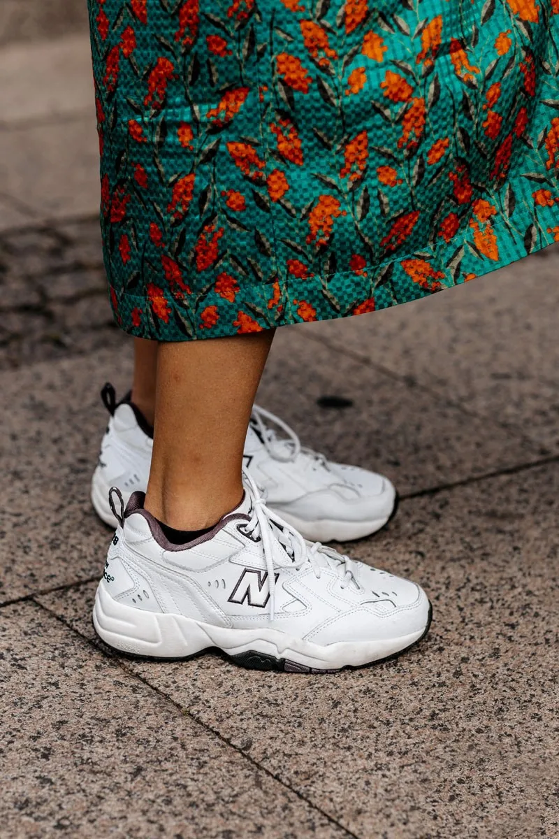 đầm hoa giày new balance tuần lễ thời trang