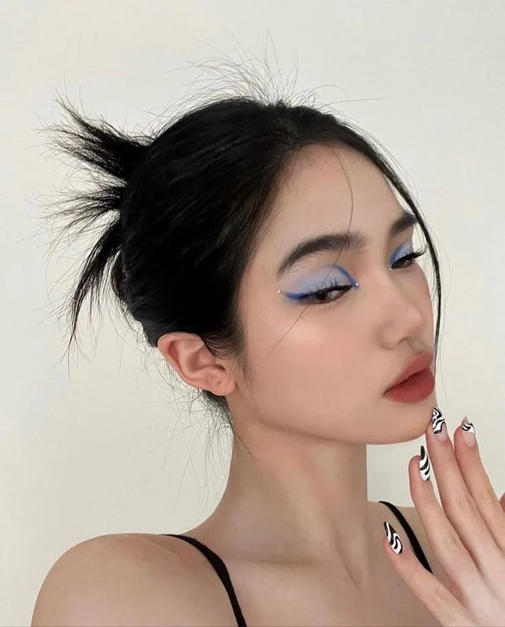 makeup mắt tone xanh douyin gây sốt