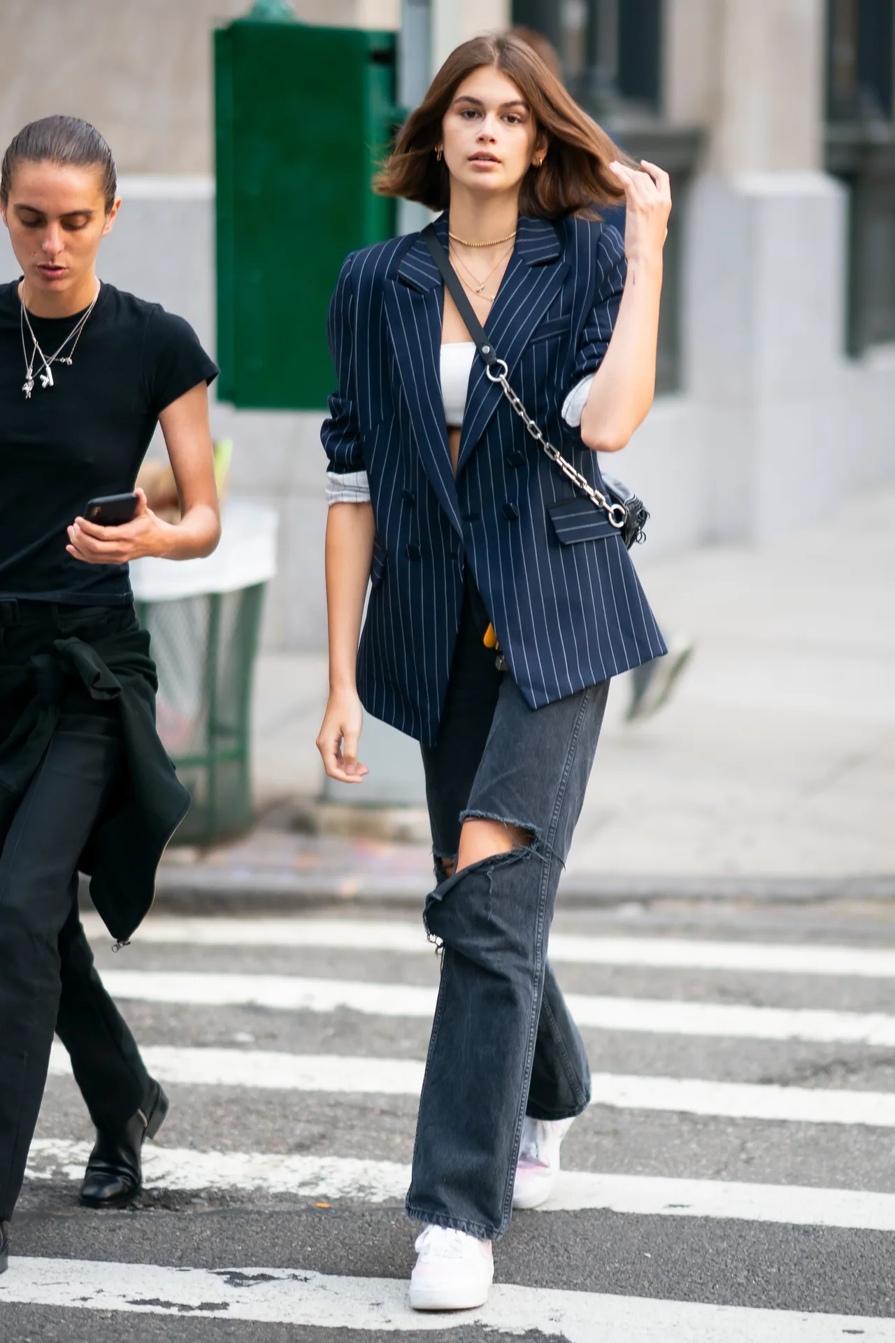 kaia gerber phối đồ với denim quần rách và áo blazer